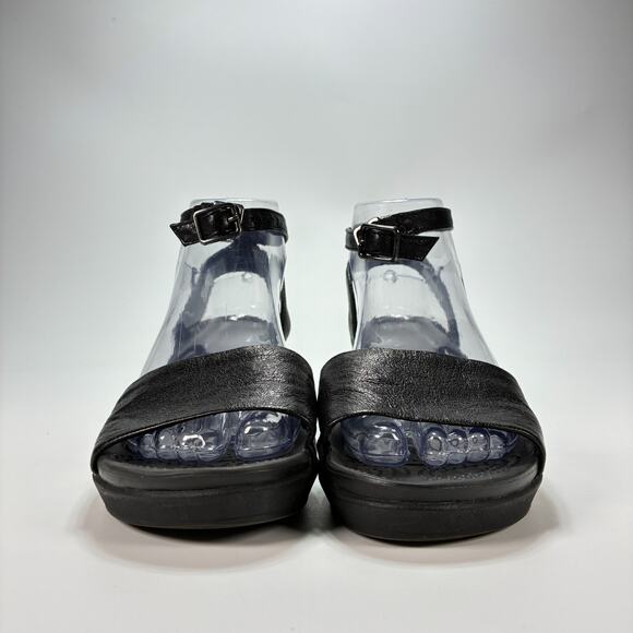 Crocs Leigh Ann Black Ankle Strap Wedge Sandals Comfort Slip On Women's Size 7 - Picture 2 of 9